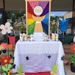 Altar für Kinder bei der Schule