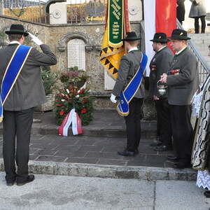Ehrung am Kriegerdenkmal