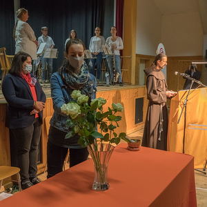 Gedenkfeier an die Opfer des ehemaligen KZ Außenlagers Ternbergzum Thema „Menschlichkeit ohne Grenzen“Bild: Jugendliche tragen für die verstorbenen Menschen des ehemaligen KZ Außenlagers Ternberg Rosen nach vorneFoto: Haijes 