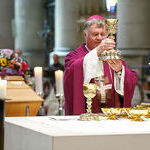 Bischof Manfred Scheuer beim Hochgebet