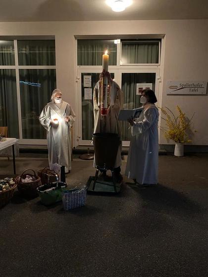 Taufwasserweihe in der Osternacht auf dem Kirchenplatz