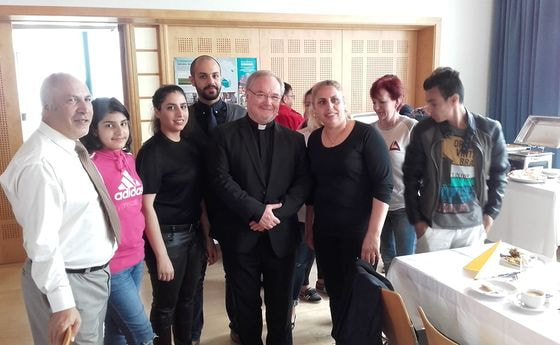 Generalvikar Lederhilger besucht Asylwerber in Münzkirchen