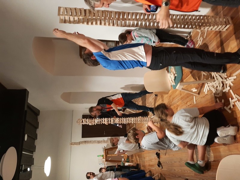 Väter beim Bau des höchsten Burgfrieds