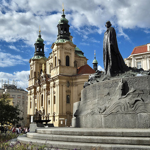 Jan Hus Statue mit Kirche des Hl. Nikolaus im Hintergrund