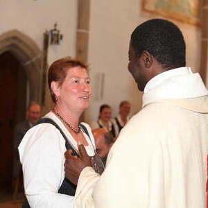 Pfarrer Hansjörg Wimmer, Kaplan Samuel Ogwudile, Frau Klara