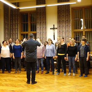 Martin Kaltenbrunner mit dem Chor des Konservatoriums für Kirchenmusik der Diözese Linz