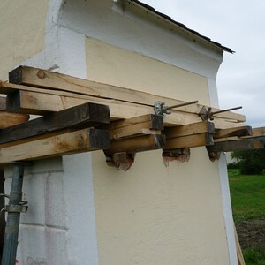 Das Hebegerüst nimmt Gestalt an.