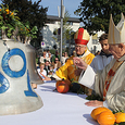 Bischof Stanilav (links) weiht die Josefsglocke, Altbischof Maximilian Aichern weiht die Marienglocke.