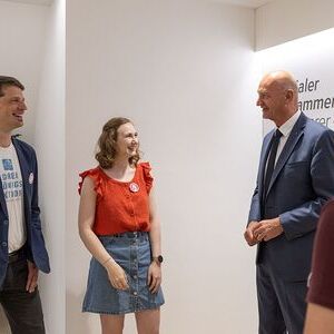 Linz, 22. Juni 2026 – Anlässlich des Welttags gegen Kinderarbeit besuchte die Initiative „Kinderarbeit stoppen!“ Landesrat Dr. Christian Dörfel, um zu konkreten politischen Maßnahmen aufzurufen.v.l.n.r. Herbert Wasserbauer (Referent Anwaltschaft DK
