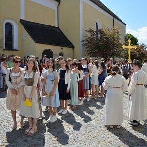 Aufstellung zum Einzug der Firmkandidat:innen mit Paten
