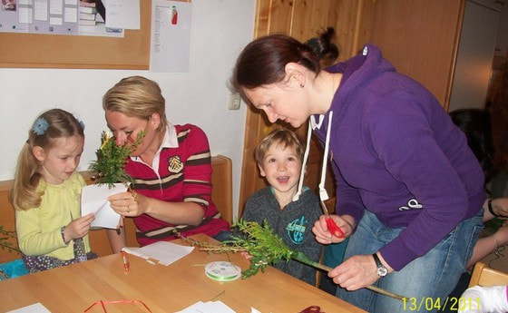 Palmbuschen binden 2011 im Kindergarten