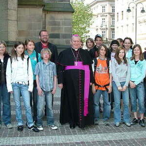 Bischof Schwarz mit seinen Besuchern