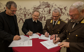 v.l. Wolfgang Pachernegg (evangelische Kirche), Severin Lederhilger (Generalvikar der Diözese Linz), Wolfgang Kronsteiner (OÖ-Landesfuerwehrkommandant), Ferdinand Reisinger (Feuerwehrkurat) © Hermann Kollinger