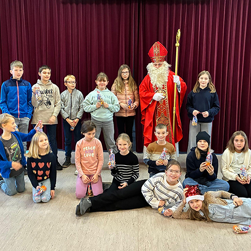 Nikolaus mit Ministranten