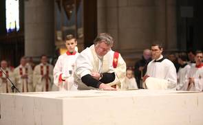 Bischof Manfred salbt den neuen Altar im Mariendom
