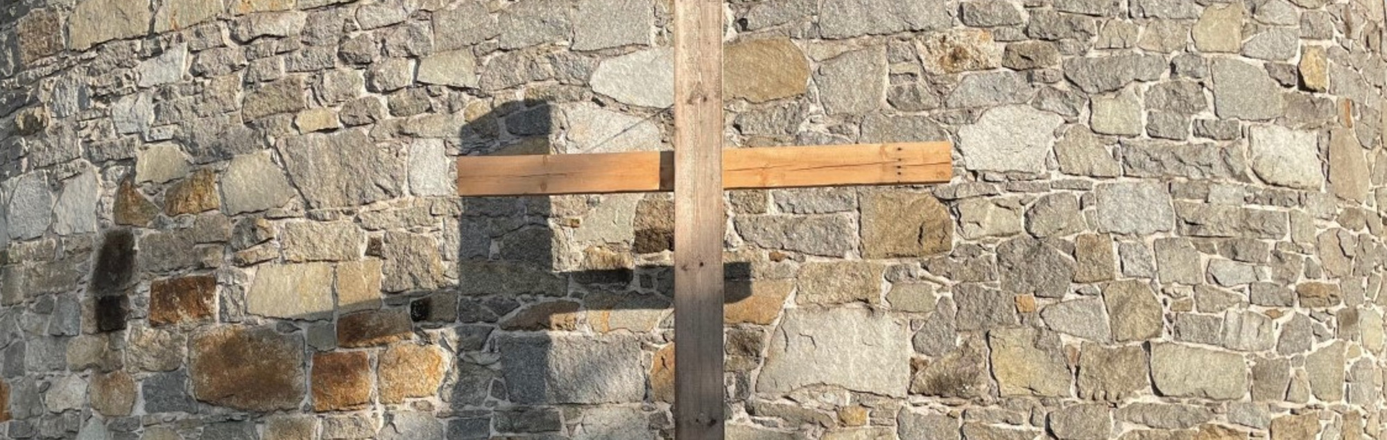 Kreuz vor der Kirche