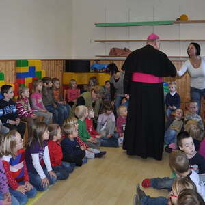Bischof besuchte Volksschulen und Kindergarten