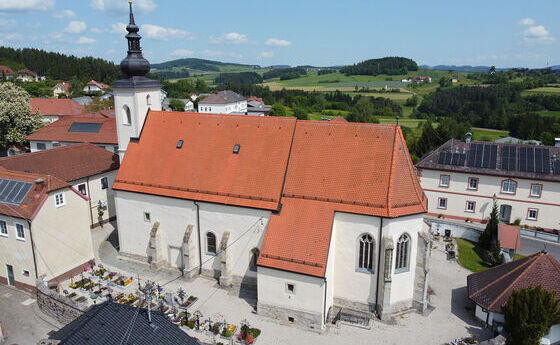 Kirche in Waldburg aus der Vogelperspektive
