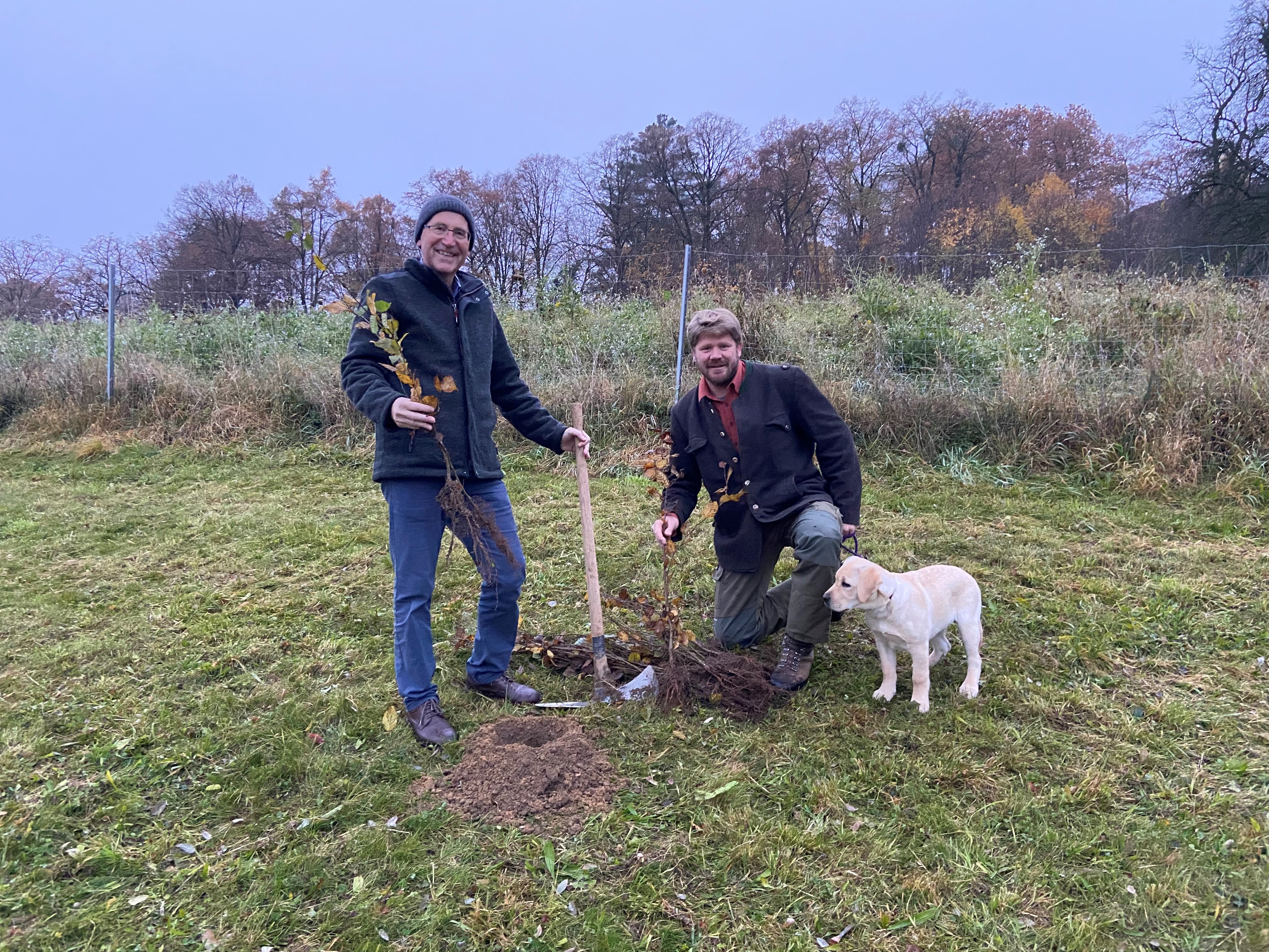 Diözesane Immobilien-Stiftung Förster Georg Kolodziejczak von der diözesanen Forstverwaltung (rechts) und Bischofsvikar Dr. Johann Hintermaier