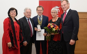 V. l.: Landesrätin Birgit Gerstorfer, Landeshauptmann a. D. Josef Pühringer, der Geehrte Matthäus Fellinger, seine Frau Maria Fellinger-Hauer und Landeshauptmann Thomas Stelzer.