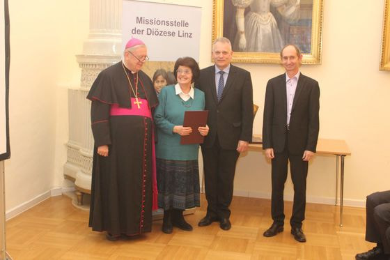 Annemarie Regelsberger aus Vorchdorf mit Bischof Ludwig Schwarz, Bundesrat Gottfried Kneifel und Missionsstellen-Leiter Andreas Reumayr.