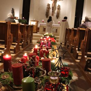 Adventkranzweihe 2022 in St. Quirinus