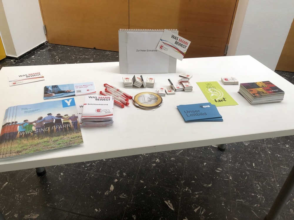 Infotisch beim Frühschoppen der KMB