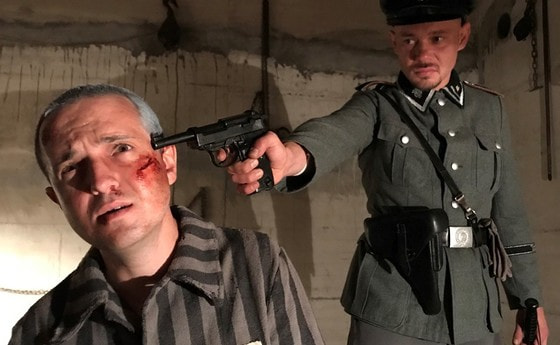Lucas Zolgar als Otto Neururer mit Antonio Wannek als SS-Mann Martin Sommer