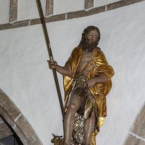 Eine der drei barocken Figuren an der Westempore: Johannes der Täufer;