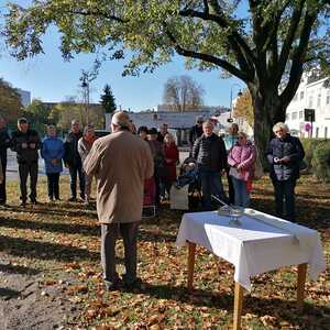 Segnung des Baumes vor der Quirinuskirche