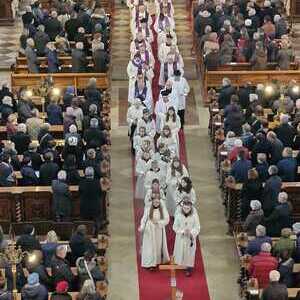 Zahlreiche Ministrant:innen, Prister und Mitbrüder geleiteten Engelbert Leitner zu seinem letzten Ruhestätte