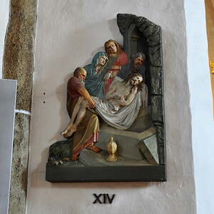 Der Leichnam Jesu wird in das Grab gelegt (Station 14)