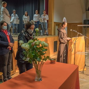 Gedenkfeier an die Opfer des ehemaligen KZ Außenlagers Ternbergzum Thema „Menschlichkeit ohne Grenzen“Bild: Jugendliche tragen für die verstorbenen Menschen des ehemaligen KZ Außenlagers Ternberg Rosen nach vorneFoto: Haijes 