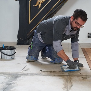 Bodenfliesen verfugen