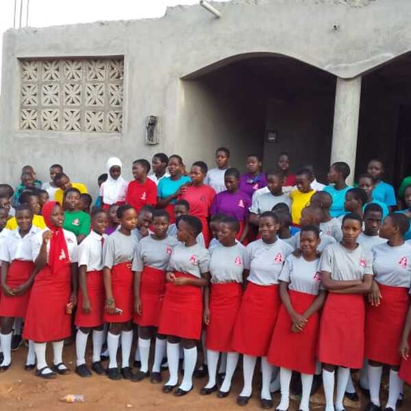 Schülerinnen in Wakiso vor dem im Bau befindlichen Mädchenwohnheim