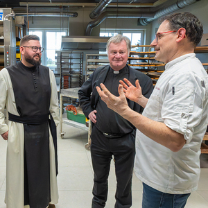 Besuch des Bischofs in der Kremstaler Hofbaeckerei der Familie Resch