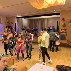 Föhnfarisur trifft Schulterpolster - Das Motto dieses Festes