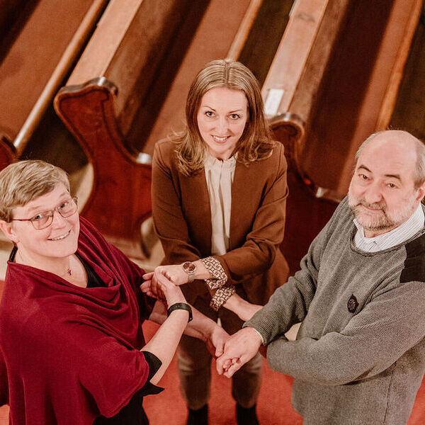 Elisabeth Lamplmayr (Pastoralvorständin), Tamara Eichlberger B.A. (Verwaltungsvorständin) und Mag. Johann Padinger (Pfarrer) leiten als 3er-Team gemeinsam die designierte Pfarre Engelszell-Peuerbach.