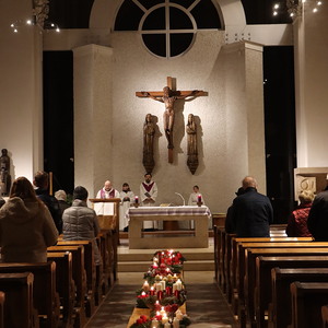 Adventfeier mit Genuss-standln in St. Quirinus
