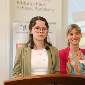 Helena Knittl-Frank und Sarah Moser stellen die Silent Reading Nights der Bibliothek St. Marien vor