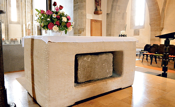 Im Steintrog befinden sich die Reliquien der „Vierzig Gefährten“ des heiligen Florian.