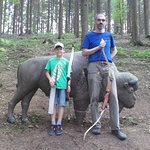 Christoph und sein Sohn beim Bogenschießen