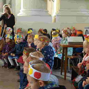 mit den Kindern des Pfarrcaritas-Kindergartens Hl. Familie