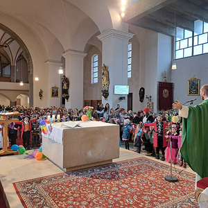 Gemeinsames Lied vor dem Altar