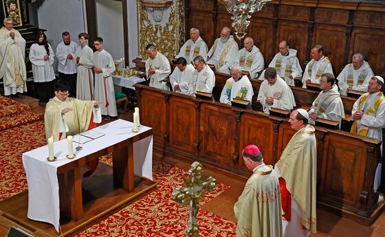 Neupriester P. Samuel Lai OCist spendet den feierlichen Schlusssegen