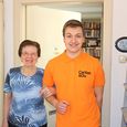 Caritas-Zivildiener Lukas Lindenbauer unterstützt Maria Hirz (86) im Alltag.