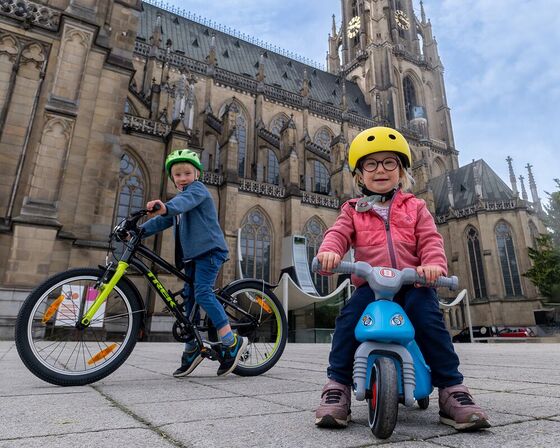 Kinderfahrzeugsegnung / © Diözese Linz / Johannes Kienberger Kinderfahrzeugsegnung