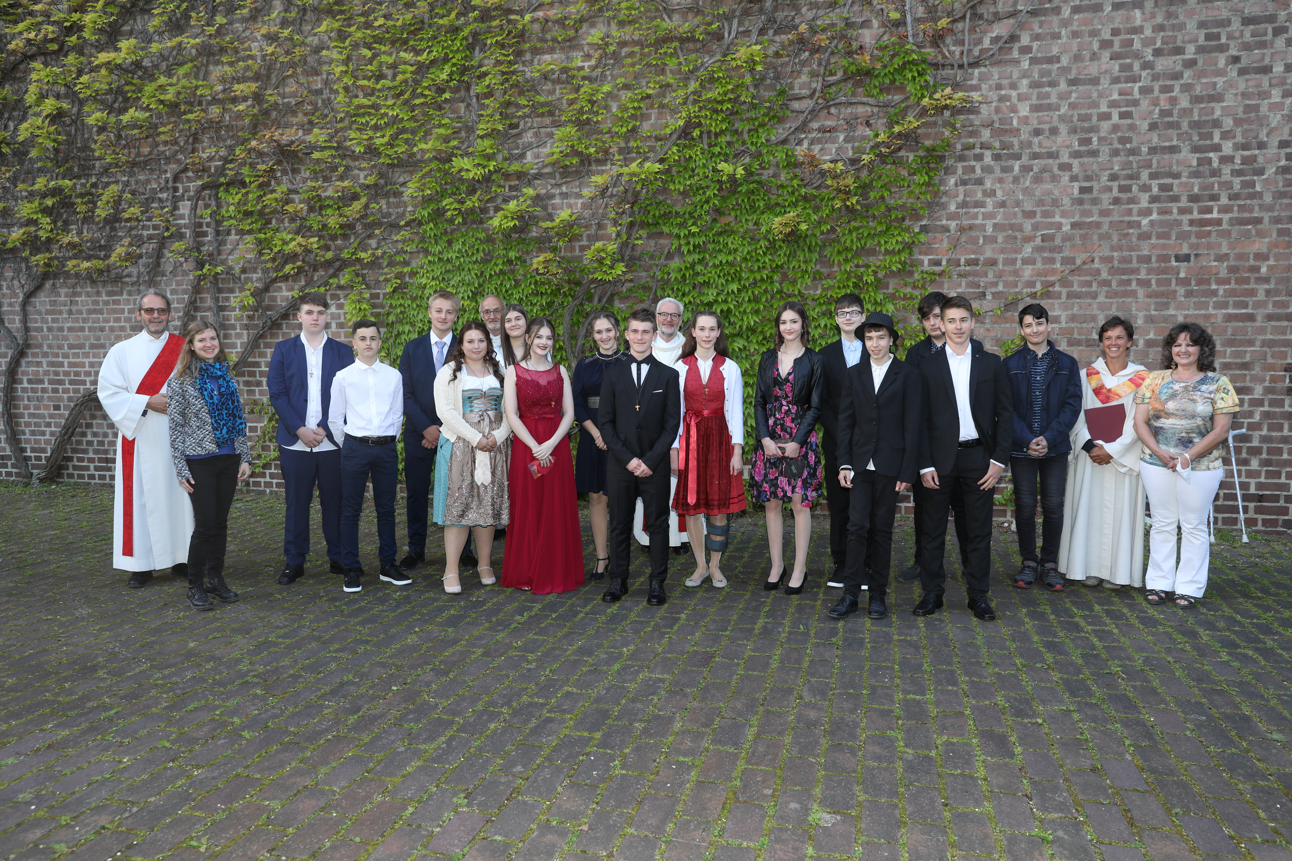 Gruppenfoto der 2. Firmung um 17:00 Uhr