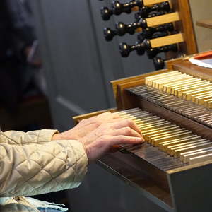 Tanzende Finger auf den Manualen der Johann-Nepomuk-David-Orgel in der evangelischen Christuskirche in Wels