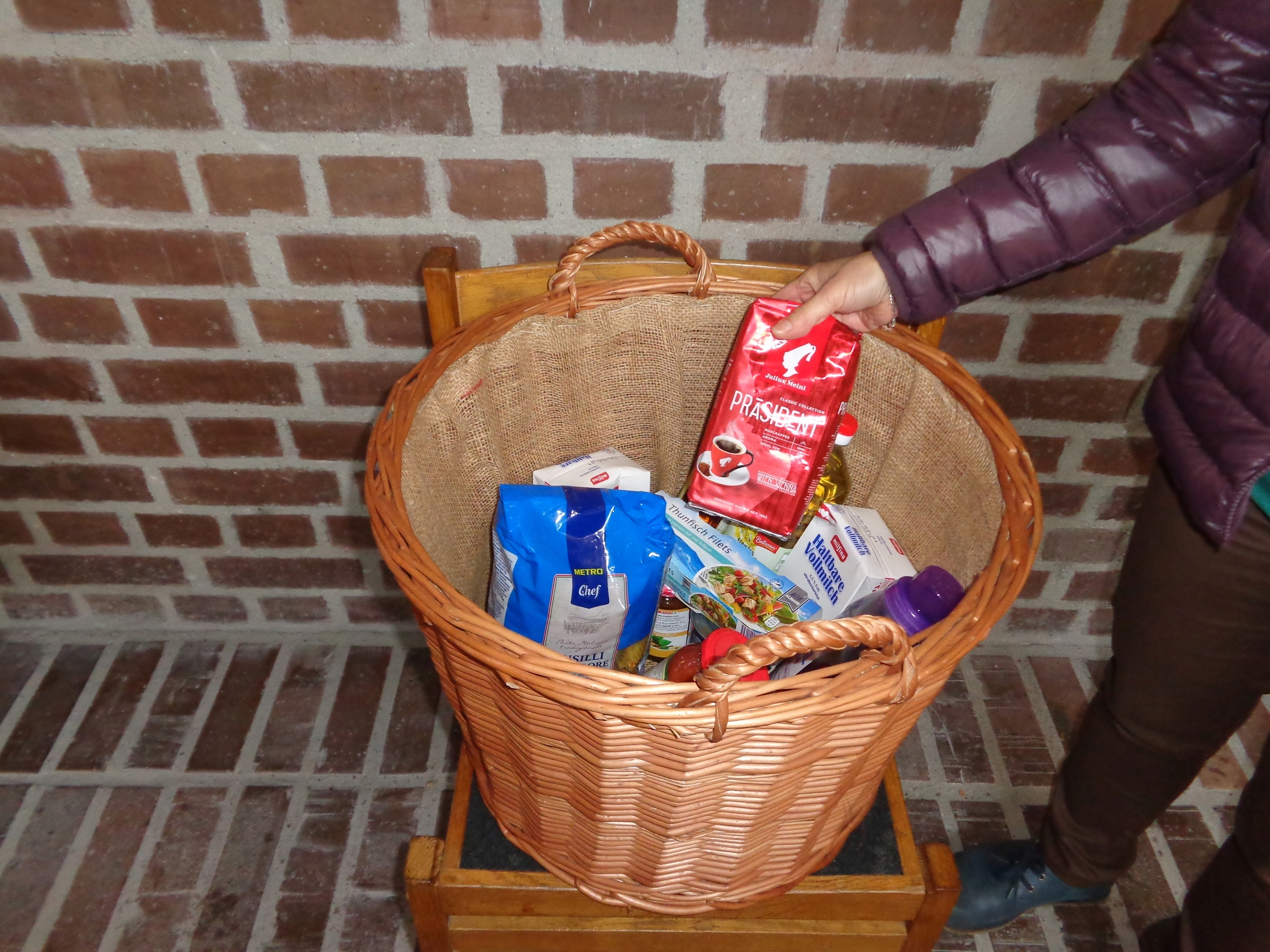                   Korb mit gespendeten Lebensmitteln             